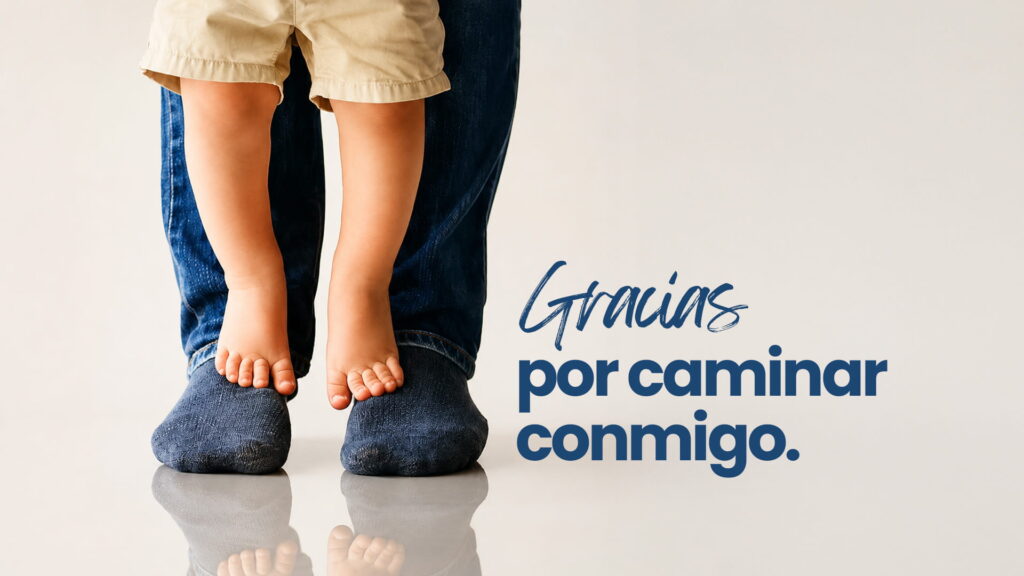Niño de pie sobre los pies de su padre, representando el amor y la guía de papá.